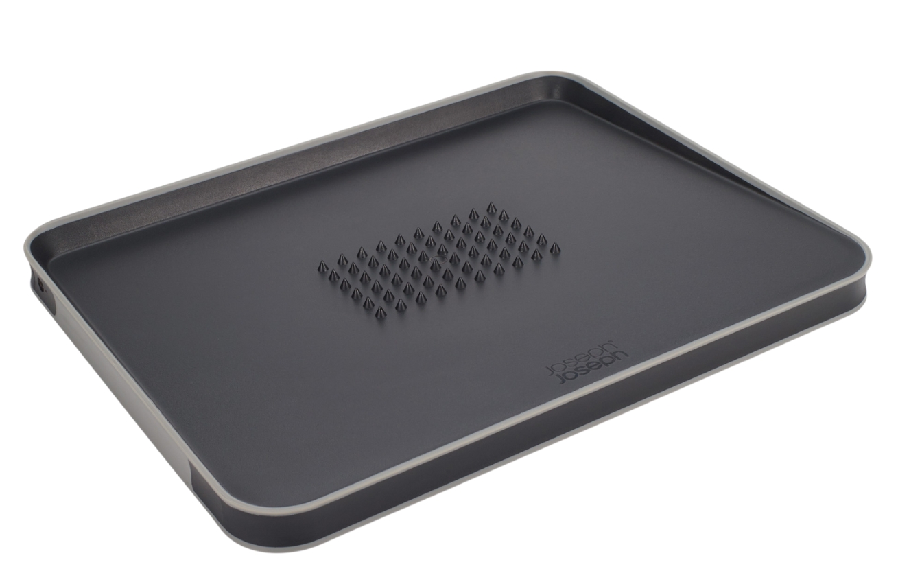 Joseph Joseph Černé plastové krájecí prkénko Cut&Carve  37 x 29 cm