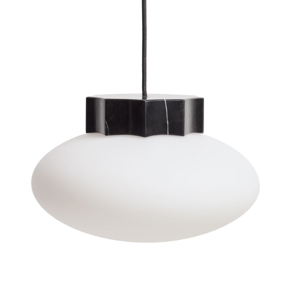 Kave Home Černo-bílé mramorové závěsné světlo Idela Ø26cm